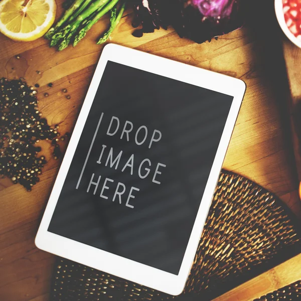 Digitale Tablet op keuken — Stockfoto
