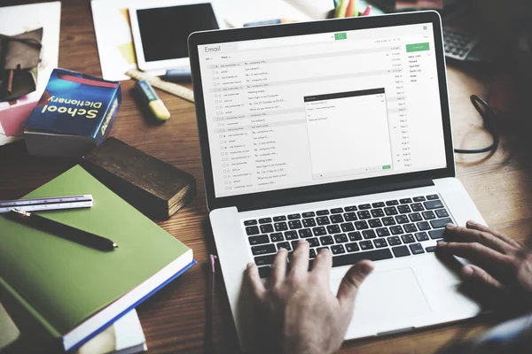 Zakenman met laptop — Stockfoto