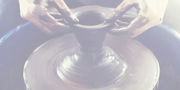 Людина створює кераміку з брудом — стокове фото