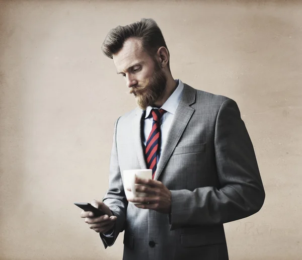 Uomo d'affari Pensando e utilizzando Smartphone — Foto Stock