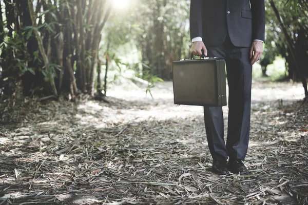 Costos de hombre de negocios con caso — Foto de Stock