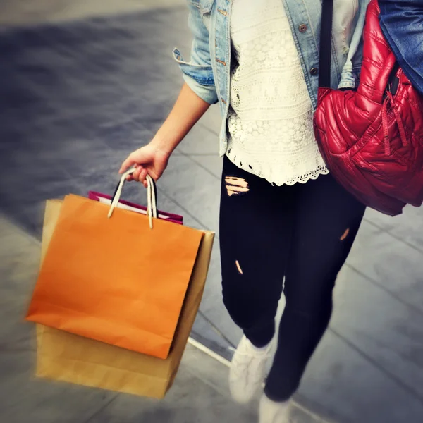 Donna con borse shoping — Foto Stock