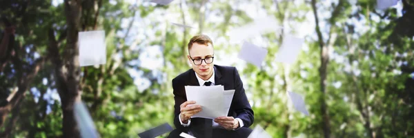 Businessman looking at failed documents — Stock Photo, Image