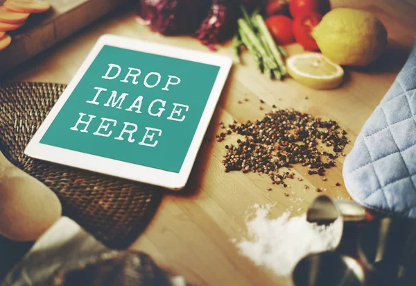 Digitale Tablet op keuken — Stockfoto