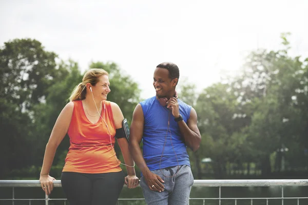 Sportliches Paar im Freien — Stockfoto