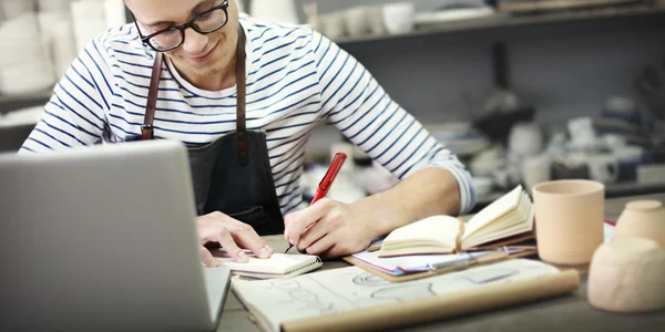 Handwerker surft auf Laptop — Stockfoto