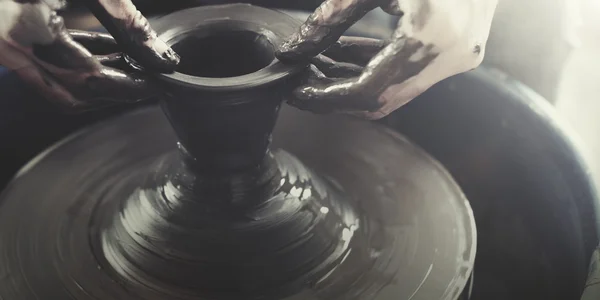 Person skapar keramik med lera — Stockfoto