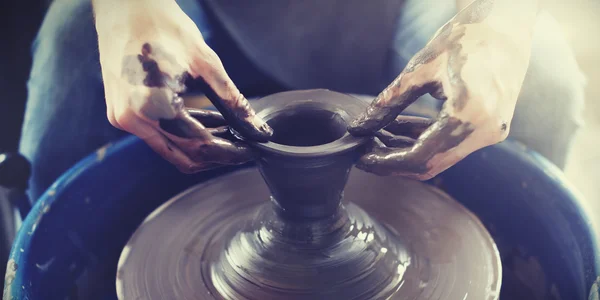 Člověk vytváří keramiky s bahnem — Stock fotografie