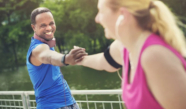 Sportig par på utomhus — Stockfoto