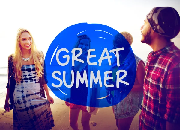 Giovani e grande concetto di vacanza estiva — Foto Stock