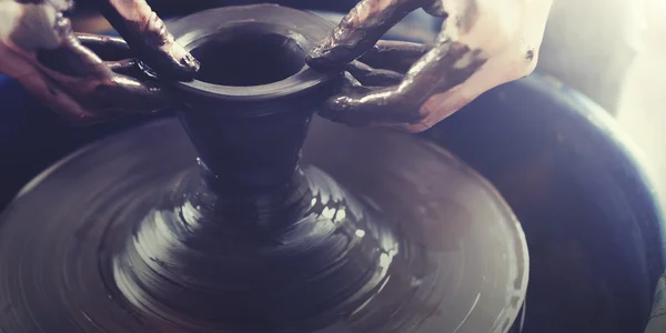 Une personne crée de la poterie avec de la boue — Photo