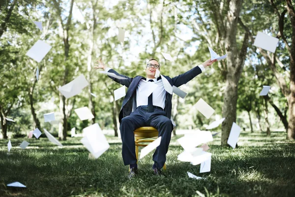 Hombre de negocios mirando documentos fallidos — Foto de Stock