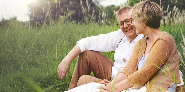 Hustru och man spendera tid tillsammans på picknick — Stockfoto