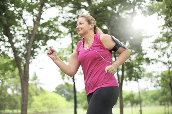 야외에서 디지털 장치 sportswoman — 스톡 사진