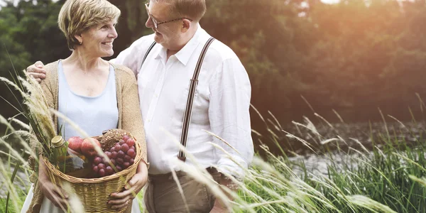 Couple Mature Passer du temps ensemble sur la nature — Photo