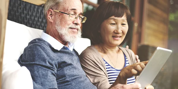 Couple with Digital Device — Stock Photo, Image