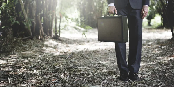 Costos de hombre de negocios con caso —  Fotos de Stock