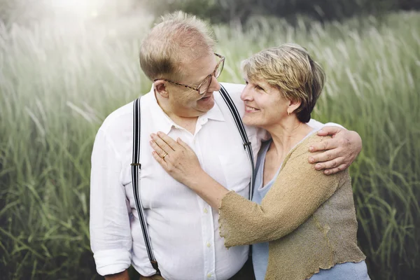 Reifes Paar verbringt Zeit gemeinsam in der Natur — Stockfoto