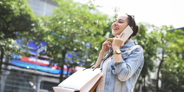 Vrouw met digitaal apparaat — Stockfoto