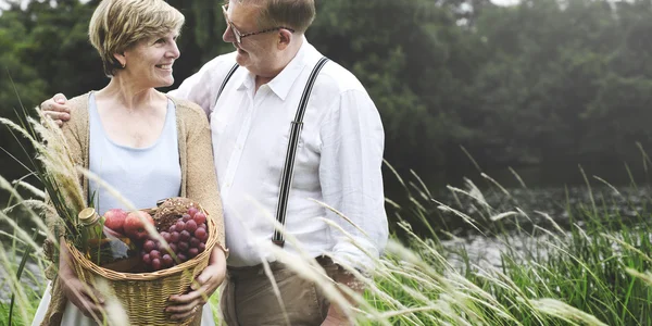 Couple Mature Passer du temps ensemble sur la nature — Photo