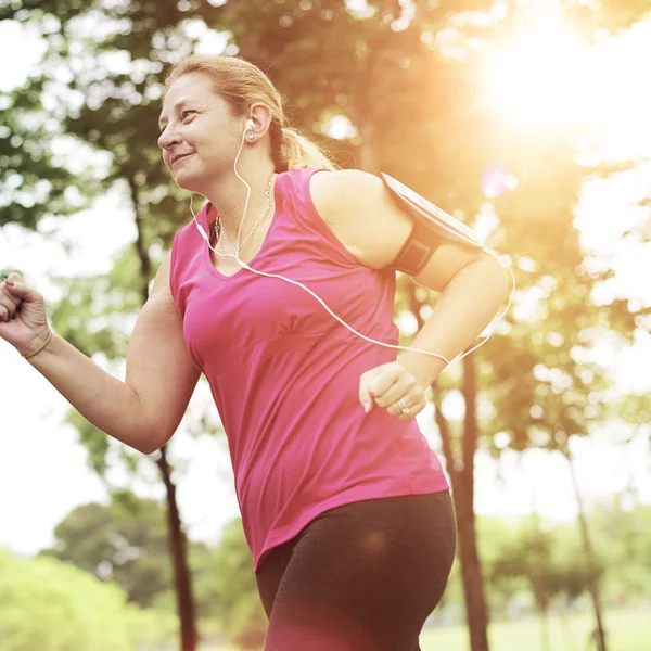 Sportlerin mit digitalem Gerät im Freien — Stockfoto