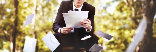 Geschäftsmann schaut sich gescheiterte Dokumente an — Stockfoto