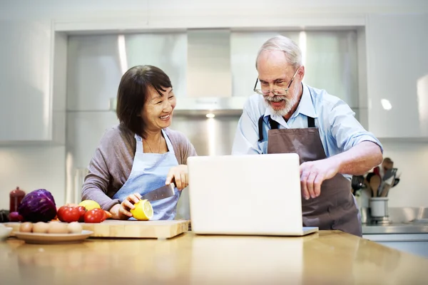 Man en vrouw koken — Stockfoto