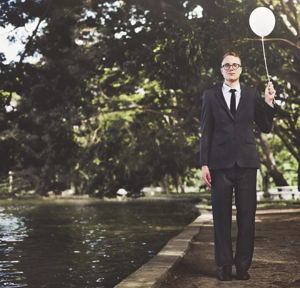 Empresário com balão ao ar livre — Fotografia de Stock