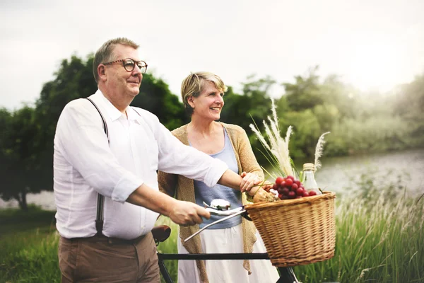 Couple Mature Passer du temps ensemble sur la nature — Photo