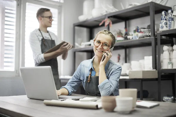 Ambachtsman browsen op Laptop — Stockfoto