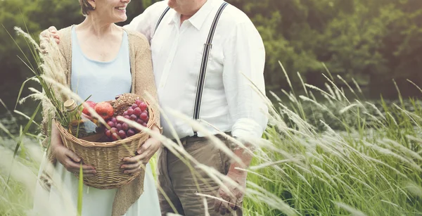 Reifes Paar verbringt Zeit gemeinsam in der Natur — Stockfoto