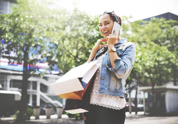 Mujer hablando por teléfono móvil —  Fotos de Stock