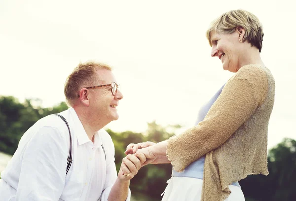 Reifes Paar verbringt Zeit gemeinsam in der Natur — Stockfoto