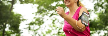Sporcumuz açık havada dijital cihaz ile