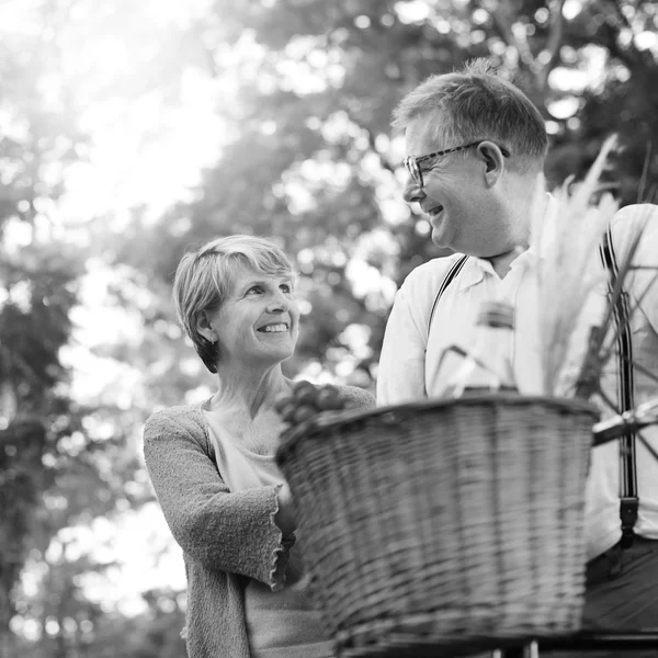 Couple Mature Passer du temps ensemble sur la nature — Photo