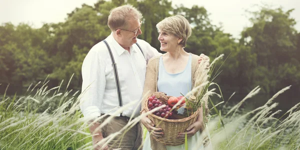 Couple Mature Passer du temps ensemble sur la nature — Photo