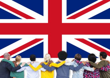 Çok ırklı insanlar ve İngiltere'de ülke bayrağı