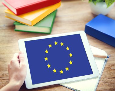 Tablet kullanan adam