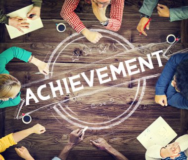 Başarı üzerinde işaret eden iş adamları