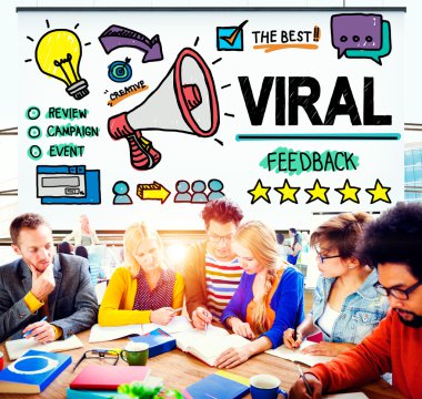 Dijital aygıtlar kullanan insanlar