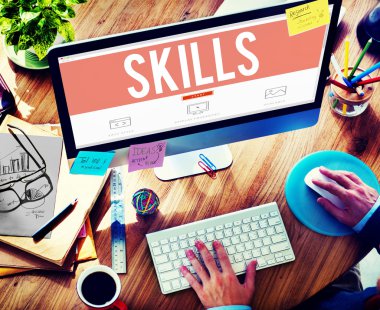 klavyede yazarak adam