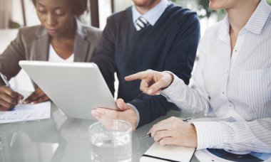 Kavramı kurumsal dijital toplantıda işadamları Tablet