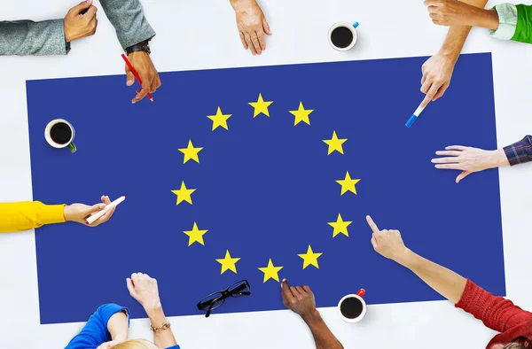 Des gens pointent du doigt le drapeau de l'Union européenne — Photo