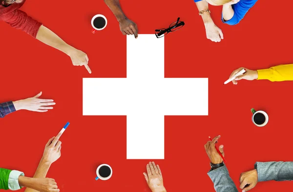 Empresarios señalando la bandera de Suiza — Foto de Stock