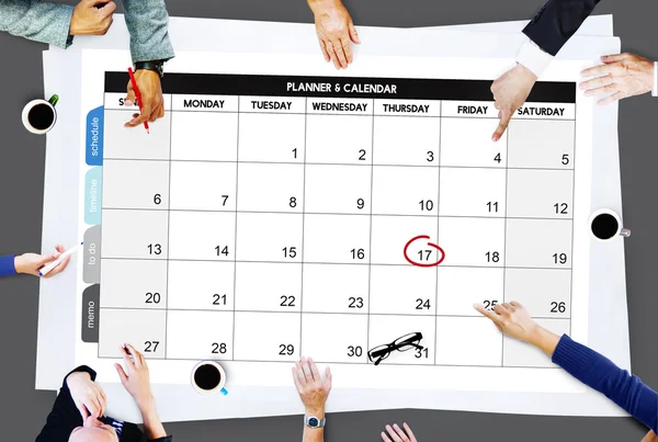 Pessoas de negócios Apontando no Calendário — Fotografia de Stock