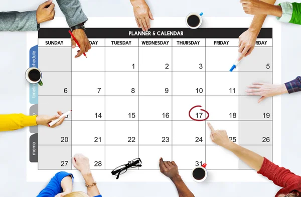 Üzletemberek mutat a naptár — Stock Fotó