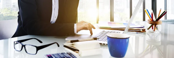 Zakenvrouw Werken op Laptop — Stockfoto