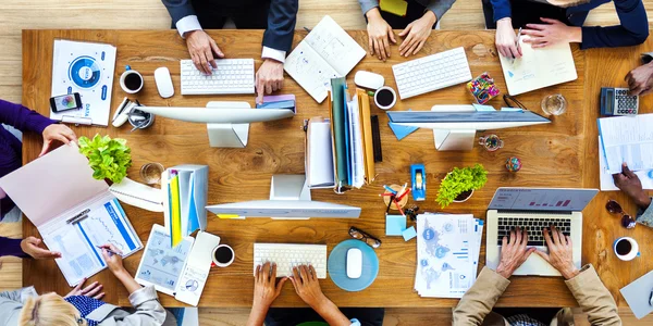 Gruppe von Geschäftsleuten, die im Büro arbeiten — Stockfoto