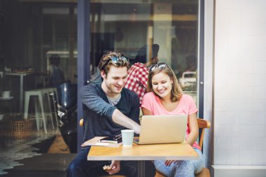 Dizüstü bilgisayar konsepti ile toplantıda insanlar