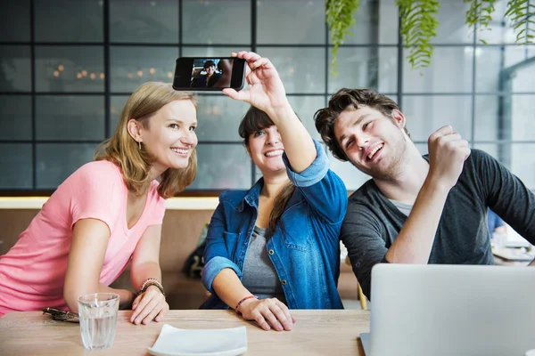 Personas posando para Selfie, Concepto de Unidad — Foto de Stock